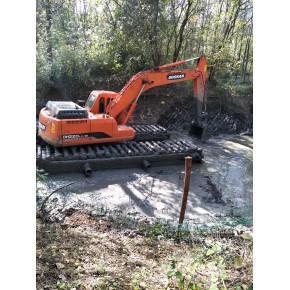水上清理护岸米草，河道打护岸桩，水上挖掘机出租，水上打光伏桩
